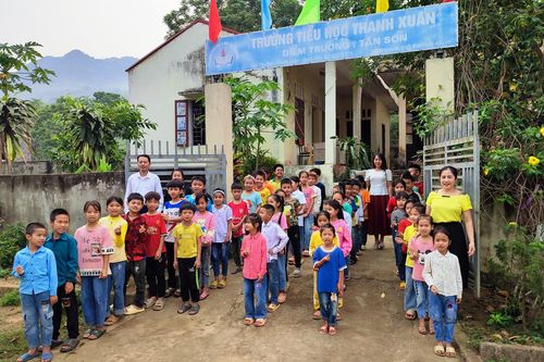 Những người thầy tâm huyết duy trì bữa ăn bán trú cho trò nghèo