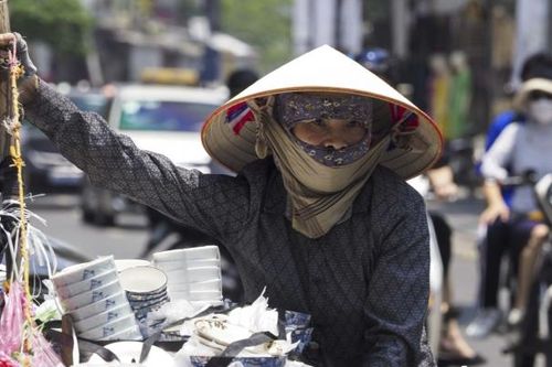 Hà Nội 'oằn mình' dưới nắng nóng gay gắt đầu hè lên tới 40 độ C