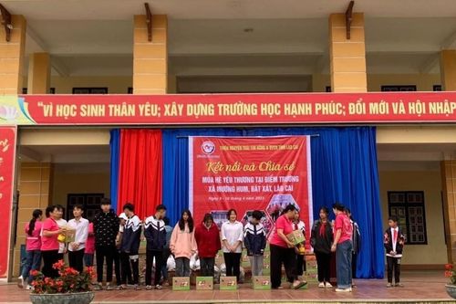 Bệnh viện sản nhi tỉnh Lào Cai khám bệnh miễn phí cho học sinh tại huyện Bát Xát