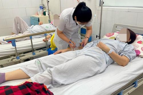 2 mẹ con nhập viện vì mua bột màu ngoài chợ làm nem rán