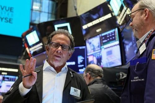 Thị trường chứng khoán thế giới ngày 5/5: Dow Jones tăng 400 điểm khi các ngân hàng khu vực phục hồi