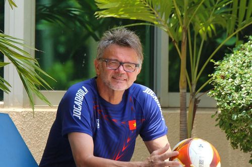 HLV Philippe Troussier làm điều chưa từng có ở SEA Games 32