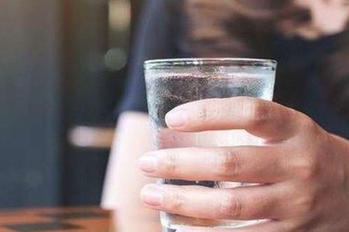 Thói quen khi uống nước gây hại cho cơ thể