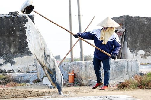 Người lao động vật lộn với nắng gắt 40 độ ở Nghệ An