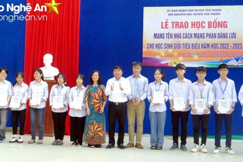 Trao học bổng mang tên nhà cách mạng Phan Đăng Lưu cho học sinh giỏi tiêu biểu năm học 2022-2023