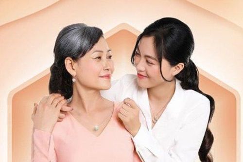 Ngày của Mẹ ý nghĩa hơn với khoảnh khắc được tự tay đeo trang sức cho mẹ