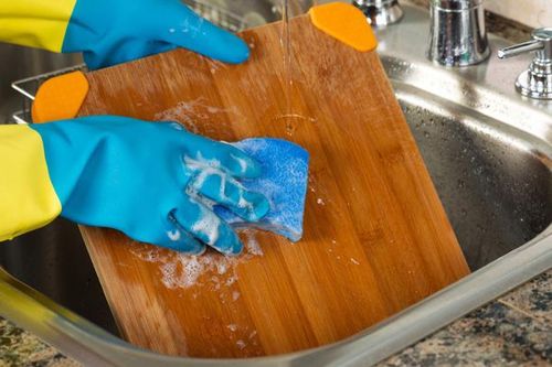 Rửa thớt bằng nước rửa chén, coi chừng rước bệnh cho cả nhà