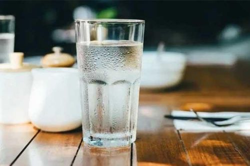 Kiểu bổ sung nước vào mùa hè nguy hiểm có thể gây sốc nhiệt, đột quỵ rất nhanh