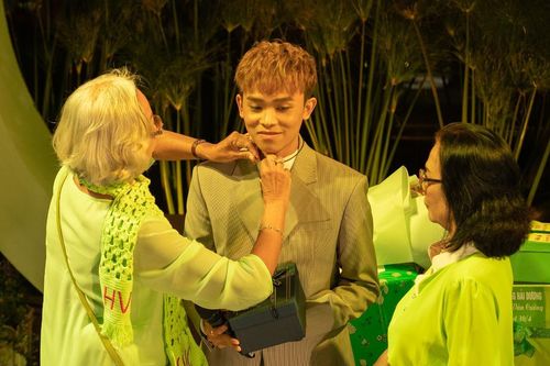 Hồ Văn Cường được khán giả yêu thương khi đi hát: Hoa, quà chất đầy sân khấu khiến ai cũng bất ngờ