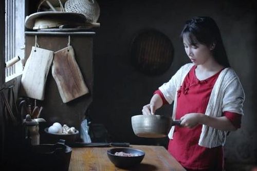 Lý Tử Thất bị chê để bếp bẩn dù dừng làm video nấu ăn gần 2 năm