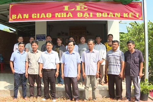 Bàn giao nhà đại đoàn kết