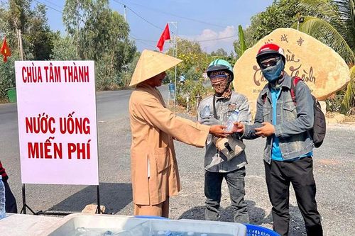 Hơn 21.000 chai nước nghĩa tình được tặng cho người lao động