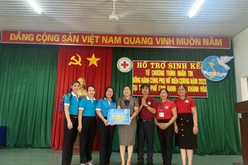 Cam Ranh: Trao 100 triệu đồng hỗ trợ mô hình sinh kế cho phụ nữ nghèo