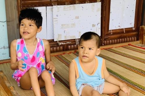 Nghẹn lòng mẹ nghèo nuôi 2 con bị bại não