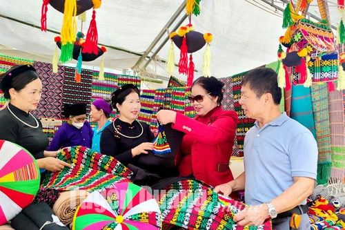 Độc đáo phiên chợ thổ cẩm Lâm Bình