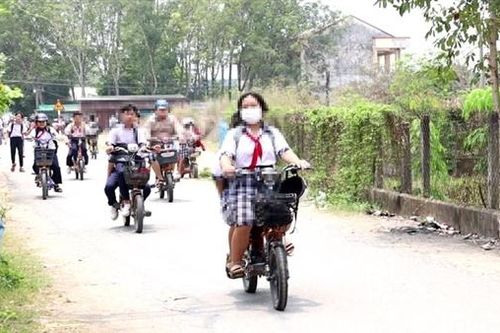 Nguy cơ tai nạn giao thông vì học sinh điều khiển xe đạp và xe máy điện