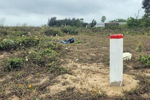 Cắm mốc mở rộng đường, gần 20 hộ dân lo sợ bị 'mất đất'