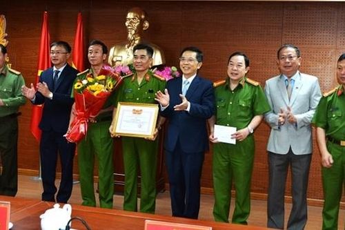 Khen thưởng CBCS lập thành tích xuất sắc dịp lễ 30/4