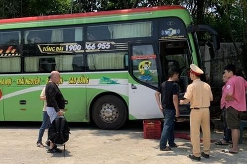 CSGT kịp thời hỗ trợ du khách Mỹ không may mất giấy tờ