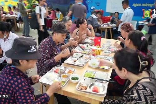 Ấm lòng những suất cơm 2 nghìn đồng (ngày 05/05/2023)