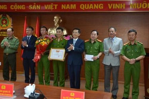 Khen thưởng CBCS Công an có thành tích xuất sắc dịp lễ 30/4