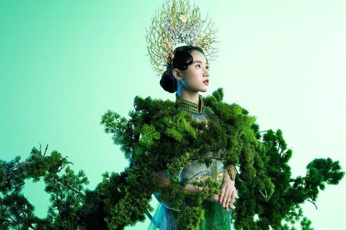 Mẫu nhí Minh Anh diện trang phục nặng hơn 30kg vẫn tạo dáng đầy thần thái