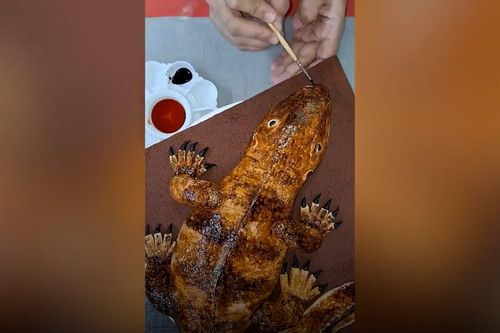 Kinh ngạc đầu bếp chế biến bánh ngọt hình thằn lằn trông như thật