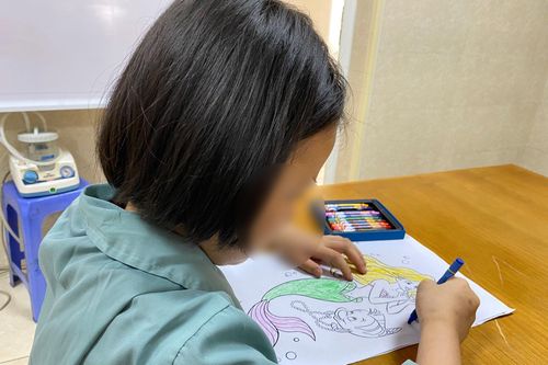 Bé gái 8 tuổi đột quỵ sau khi tắm