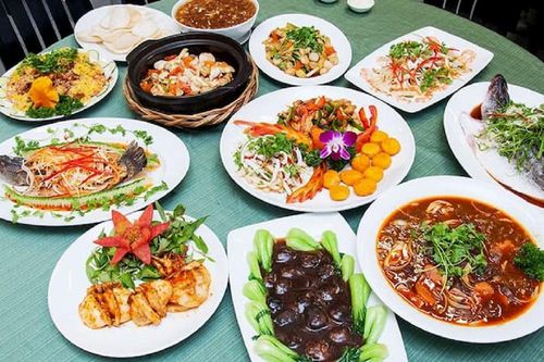 Sửng sốt với mâm cỗ chỉ với 600.000 đồng