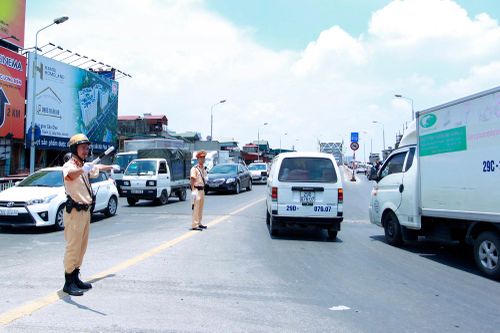 Cảnh sát giao thông Hà Nội căng mình làm nhiệm vụ ngày nắng nóng