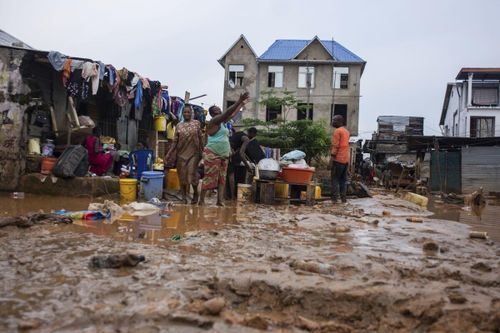 Thi thể được xếp chồng lên nhau sau lũ quét ở CHDC Congo