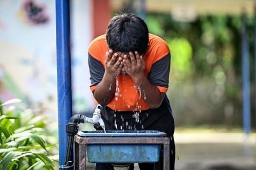 Malaysia đình chỉ tất cả hoạt động ngoài trời của học sinh