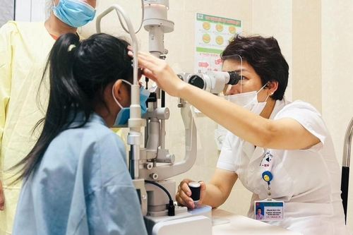 Bệnh nhi 9 tuổi bị đục thủy tinh thể bẩm sinh cả hai mắt