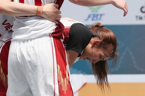 Nữ VĐV bóng rổ Việt Nam bật khóc khi đánh bại ứng viên vàng SEA Games