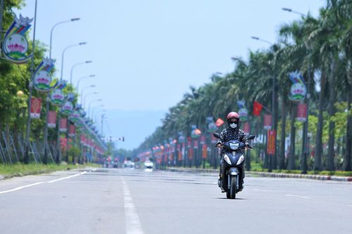 Đường phố miền Trung trong ngày nắng nóng 42-43 độ C