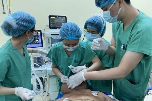 Mắc căn bệnh lạ, người đàn ông có chiếc cổ như con gấu