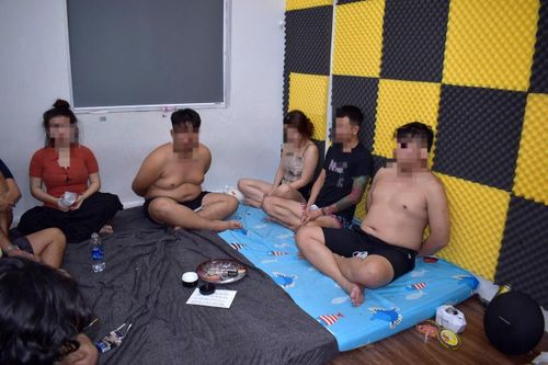 9 người bay lắc trong căn hộ chung cư