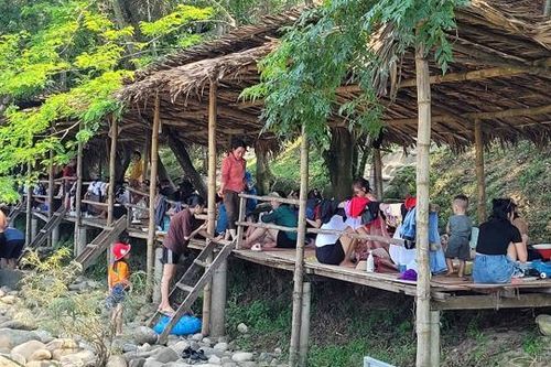 Hà Tĩnh: Người dân 'đổ xô' lên rừng, xuống biển giải nhiệt