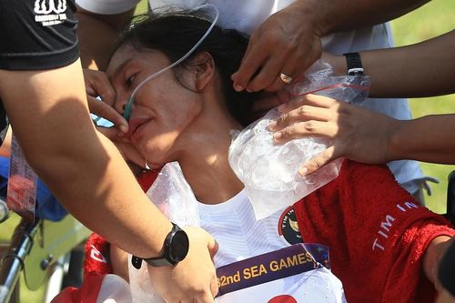 VĐV Indonesia phải ngồi xe lăn, thở bình oxy sau pha bứt tốc giành HCV khỏi tay Việt Nam