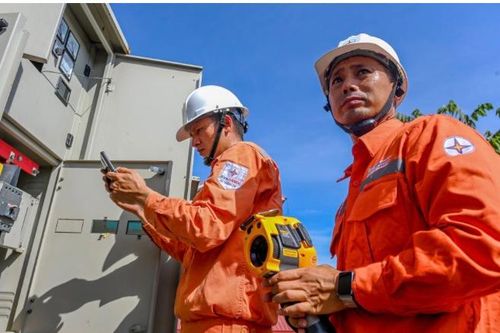 Người dân Hà Nội chống chọi với nắng nóng kỷ lục đầu mùa