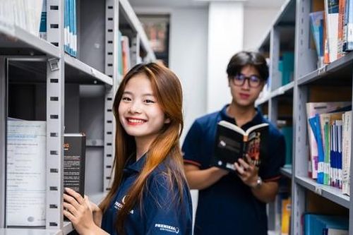 Nhiệt độ tăng cao, sinh viên Hà Nội tìm mọi cách đối phó với nắng nóng