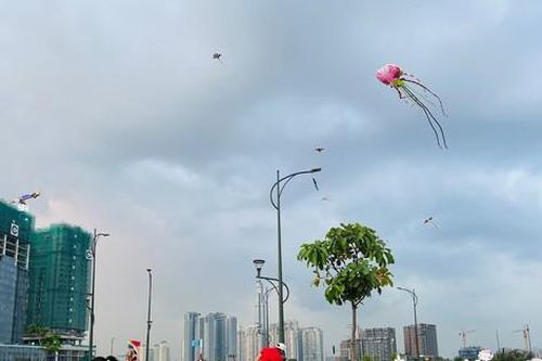Sài Gòn nắng nóng, bạn trẻ tìm đến vui chơi ở những bãi diều
