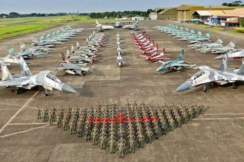 Đứng cạnh Su-30, tiêm kích F-16 của Mỹ chỉ như 'người tí hon'