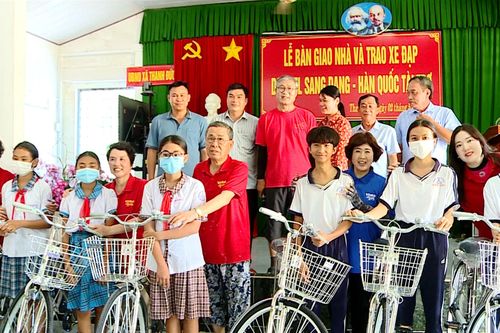 Vĩnh Long trao 4 căn nhà đại đoàn kết cho gia đình khó khăn