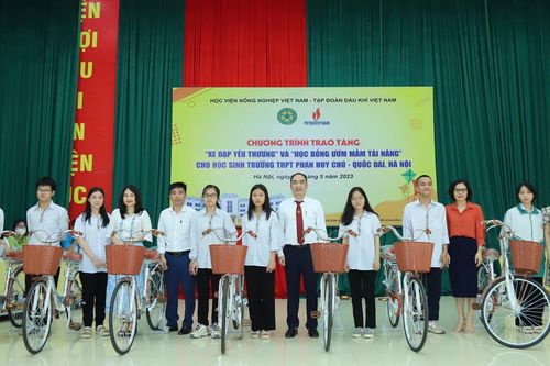 Trao học bổng ươm mầm tài năng cho học sinh Hà Nội