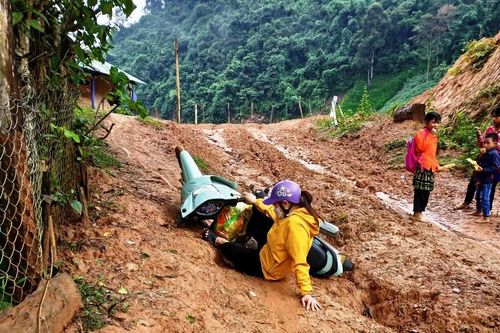 Giáo viên 'cắm bản' và những hiểm nguy rình rập