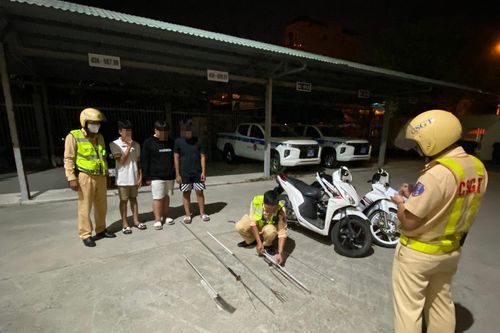 Bị bắt vì vi phạm giao thông mới lộ ra chỗ cất hung khí