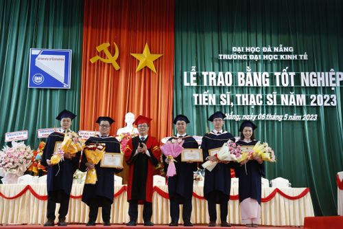 Trường ĐH Kinh tế Đà Nẵng trao bằng tốt nghiệp sau ĐH năm 2023