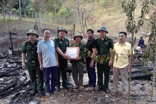 Đồn Biên phòng Tri Lễ hỗ trợ người dân khắc phục hậu quả hỏa hoạn