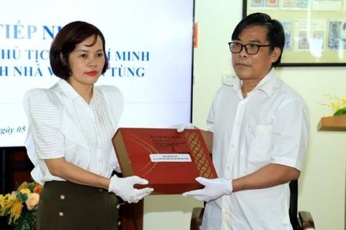 Trung tâm Lưu trữ quốc gia III tiếp nhận tài liệu quý về Bác Hồ